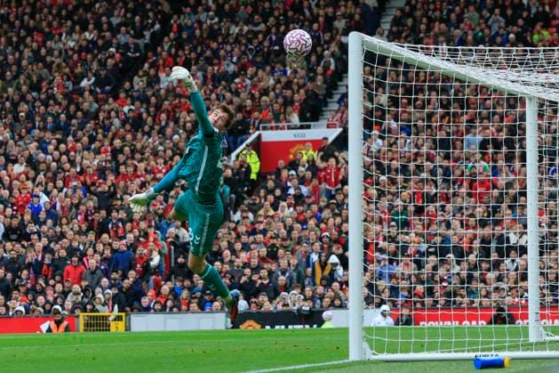 Manchester United, ManU v Sunderland Premier League 04 10 2025. Robin Roefs (22) of Sunderland tips the ball onto the crossbar during the Premier League match between Manchester United and Sunderland at Old Trafford, Manchester, England on 4 October 2025. Manchester Old Trafford Greater Manchester England Editorial use only DataCo restrictions apply See www.football-dataco.com , Copyright: xConorxMolloyx PSI-22982-0031