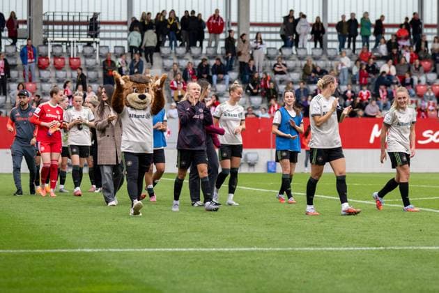 Siegesjubel FC Bayern Frauen, FC Bayern Frauen Muenchen SV Werder Bremen, Google Pixel Frauenbundesliga, 5 Spieltag, 04 10 25 DFB regulations prohibit any use of photographs as image sequences and or quasi video kolbert press Muenchen Bayern Germany Copyright: xkolbert-press UlrichxGamelx