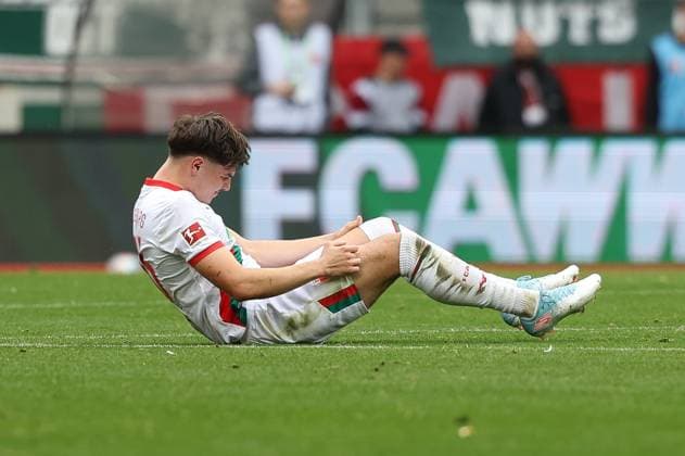 Mert Koemuer 36 FC Augsburg injured on the ground, FC Augsburg vs VfL Wolfsburg, Football, 1 Bundesliga, Matchday 6, 04 10 2025 DFB regulations prohibit any use of photographs as image sequences and or quasi video Augsburg Bayern Germany Copyright: xkolbert-press ChristianxKolbertx