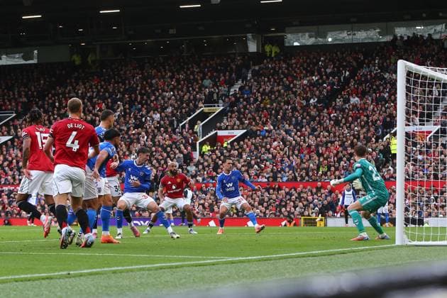 Benjamin Sesko of Manchester United, ManU scores their sides second goal Manchester United v Sunderland, Premier League, Football, Old Trafford, Manchester, UK - 04 Oct 2025Manchester Old Trafford United Kingdom EDITORIAL USE ONLY No use with unauthorised audio, video, data, fixture lists, club league logos or live services. Online in-match use limited to 120 images, no video emulation. No use in betting, games or single club league player publications. Copyright: xPhilxOldham Shutterstockx 15515825u