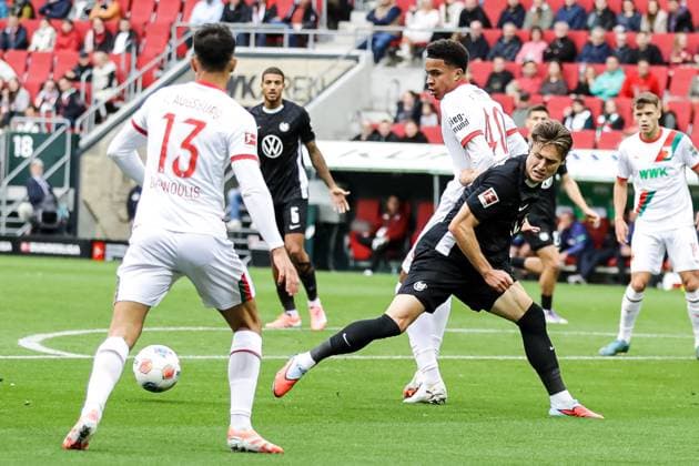 Mattias Svanberg VFL Wolfsburg, 32 vs Noahkai Banks FC Augsburg 40 GER, FC Augsburg vs VfL Wolfsburg, 1 Bundesliga Soccer, 06 Matchday, Season 2025 2026, 04 10 2025 DFB DFL REGULATIONS PROHIBIT ANY USE OF PHOTOGRAPHS AS IMAGE SEQUENCES AND OR QUASI VIDEO GER, FC Augsburg vs VfL Wolfsburg, 1 Bundesliga Soccer, 06 Matchday, Season 2025 2026, 04 10 2025 Augsburg Copyright: xEibner-Pressefoto RogerxBuerkex EP_RBE