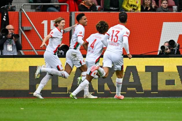 GER, Bayern, Augsburg, Fußball, FC Augsburg VfL Wolfsburg, in der WWK Arena, Augsburg, 6 Spieltag, 04 10 25, v l Kristijan Jakic FC Augsburg, 17 , Noahkai Banks FC Augsburg, 40 , Han Noah Massengo FC Augsburg, 4 , Dimitrios Giannoulis FC Augsburg, 13 , FC Augsburg Torjubel DFL DFB regulations prohibit any use of photographs as image sequences and or quasi video, Copyright: HMB-Media MichaelxNibel
