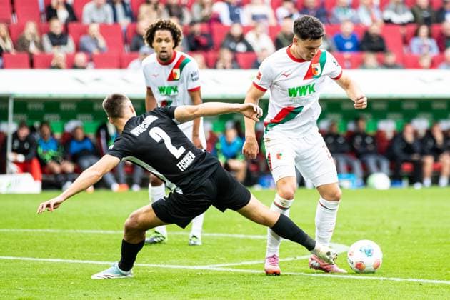 Fabian Rieder FC Augsburg 32 vs Kilian Fischer VFL Wolfsburg, 02 GER, FC Augsburg vs VfL Wolfsburg, 1 Bundesliga Soccer, 06 Matchday, Season 2025 2026, 04 10 2025 DFB DFL REGULATIONS PROHIBIT ANY USE OF PHOTOGRAPHS AS IMAGE SEQUENCES AND OR QUASI VIDEO GER, FC Augsburg vs VfL Wolfsburg, 1 Bundesliga Soccer, 06 Matchday, Season 2025 2026, 04 10 2025 Augsburg Copyright: xEibner-Pressefoto RogerxBuerkex EP_RBE