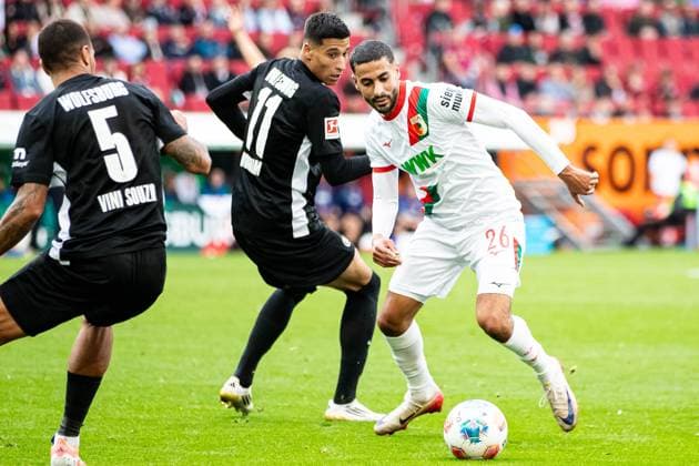 Elias Saad FC Augsburg 26 vs Adam Daghim VFL Wolfsburg, 11 GER, FC Augsburg vs VfL Wolfsburg, 1 Bundesliga Soccer, 06 Matchday, Season 2025 2026, 04 10 2025 DFB DFL REGULATIONS PROHIBIT ANY USE OF PHOTOGRAPHS AS IMAGE SEQUENCES AND OR QUASI VIDEO GER, FC Augsburg vs VfL Wolfsburg, 1 Bundesliga Soccer, 06 Matchday, Season 2025 2026, 04 10 2025 Augsburg Copyright: xEibner-Pressefoto RogerxBuerkex EP_RBE