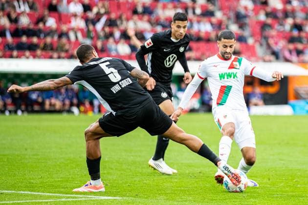 Elias Saad FC Augsburg 26 vs Vinicius Souza VFL Wolfsburg, 05 GER, FC Augsburg vs VfL Wolfsburg, 1 Bundesliga Soccer, 06 Matchday, Season 2025 2026, 04 10 2025 DFB DFL REGULATIONS PROHIBIT ANY USE OF PHOTOGRAPHS AS IMAGE SEQUENCES AND OR QUASI VIDEO GER, FC Augsburg vs VfL Wolfsburg, 1 Bundesliga Soccer, 06 Matchday, Season 2025 2026, 04 10 2025 Augsburg Copyright: xEibner-Pressefoto RogerxBuerkex EP_RBE