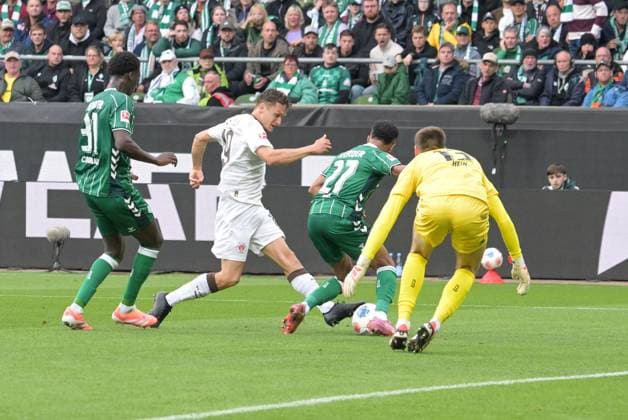 Oladapo Afolayan FC St Pauli 17 vs Karim Coulibaly SV Werder Bremen 31 and Felix Agu SV Werder Bremen 27 , SV Werder Bremen FC St Pauli , Football, Bundesliga, DFL, 04 10 2025 DFB regulations prohibit any use of photographs as image sequences and or quasi video Bremen Bremen Germany Copyright: xkolbert-press BurghardxSchreyerx