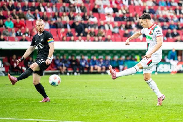 Shot by Fabian Rieder FC Augsburg 32 blocked by Maximilian Arnold VFL Wolfsburg, 27 GER, FC Augsburg vs VfL Wolfsburg, 1 Bundesliga Soccer, 06 Matchday, Season 2025 2026, 04 10 2025 DFB DFL REGULATIONS PROHIBIT ANY USE OF PHOTOGRAPHS AS IMAGE SEQUENCES AND OR QUASI VIDEO GER, FC Augsburg vs VfL Wolfsburg, 1 Bundesliga Soccer, 06 Matchday, Season 2025 2026, 04 10 2025 Augsburg Copyright: xEibner-Pressefoto RogerxBuerkex EP_RBE