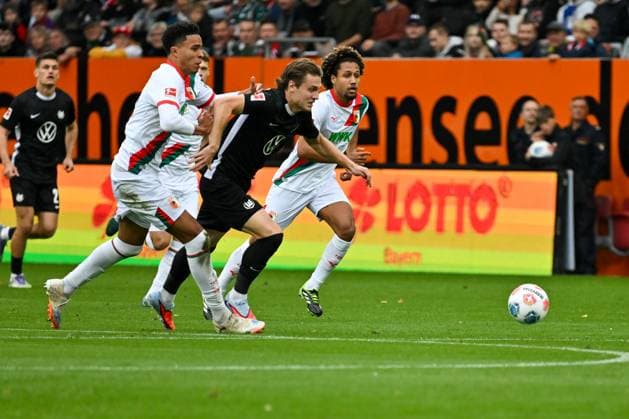 GER, Bayern, Augsburg, Fußball, FC Augsburg VfL Wolfsburg, in der WWK Arena, Augsburg, 6 Spieltag, 04 10 25, v l Noahkai Banks FC Augsburg, 40 , Mattias Svanberg VfL Wolfsburg, 32 , im Zweikampf DFL DFB regulations prohibit any use of photographs as image sequences and or quasi video, Copyright: HMB-Media MichaelxNibel