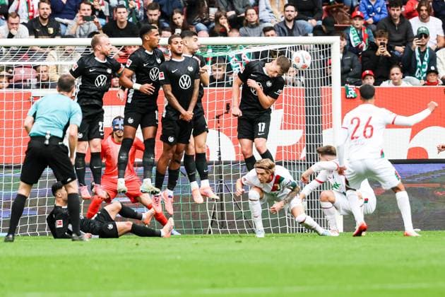 Free kick by Elias Saad FC Augsburg 26 against the wall of Wolfsburg Dzenan Pejcinovic VFL Wolfsburg, 17 , Kristijan Jakic FC Augsburg 17 , Kamil Grabara VFL Wolfsburg, 01 GER, FC Augsburg vs VfL Wolfsburg, 1 Bundesliga Soccer, 06 Matchday, Season 2025 2026, 04 10 2025 DFB DFL REGULATIONS PROHIBIT ANY USE OF PHOTOGRAPHS AS IMAGE SEQUENCES AND OR QUASI VIDEO GER, FC Augsburg vs VfL Wolfsburg, 1 Bundesliga Soccer, 06 Matchday, Season 2025 2026, 04 10 2025 Augsburg Copyright: xEibner-Pressefoto RogerxBuerkex EP_RBE