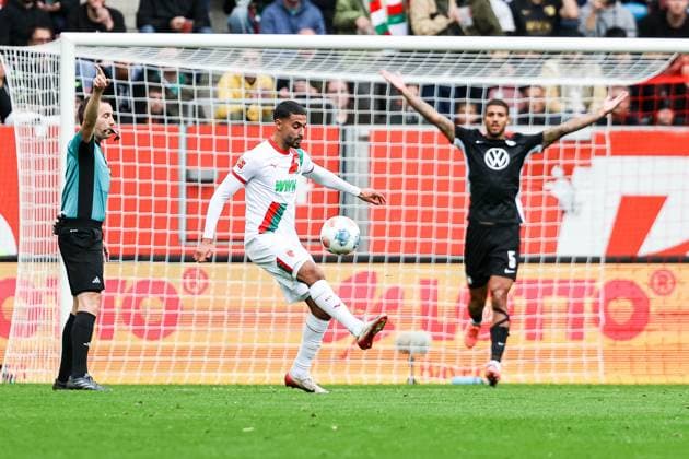 Elias Saad FC Augsburg 26 on the ball Vinicius Souza VFL Wolfsburg, 05 complains Referee Benjamin Brand indicates the direction GER, FC Augsburg vs VfL Wolfsburg, 1 Bundesliga Soccer, Matchday 06, Season 2025 2026, 04 10 2025 DFB DFL REGULATIONS PROHIBIT ANY USE OF PHOTOGRAPHS AS IMAGE SEQUENCES AND OR QUASI VIDEO GER, FC Augsburg vs VfL Wolfsburg, 1 Bundesliga Soccer, 06 Matchday, Season 2025 2026, 04 10 2025 Augsburg Copyright: xEibner-Pressefoto RogerxBuerkex EP_RBE