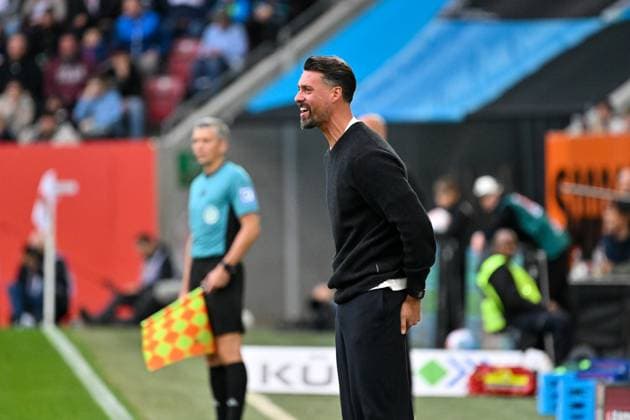 GER, Bayern, Augsburg, Fußball, FC Augsburg VfL Wolfsburg, in der WWK Arena, Augsburg, 6 Spieltag, 04 10 25, v l Sandro Wagner FC Augsburg, Trainer , shouts into the pitch, emotions, frustration DFL DFB regulations prohibit any use of photographs as image sequences and or quasi video, Copyright: HMB-Media MichaelxNibel