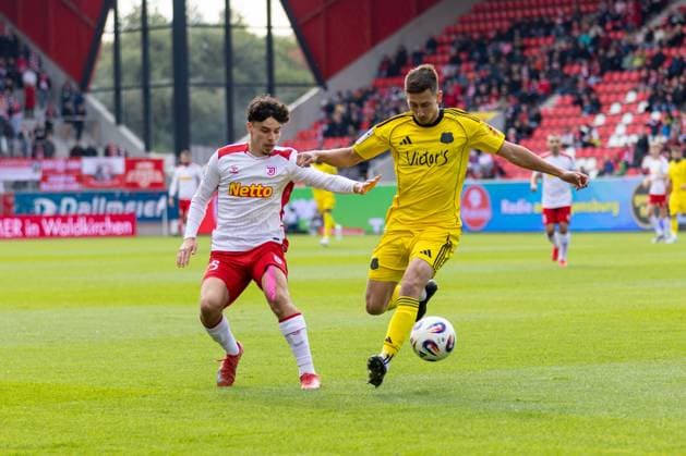 04 10 2025, Soccer, GER, Season, 3 Liga, Season 2025 2026, 10 Matchday, SSV Jahn Regensburg 1 FC Saarbrücken Till Sebastian Schumacher Saarbrücken on the ball in front of Nicolas Oliveira SSV Jahn Regensburg DFL REGULATIONS PROHIBIT ANY USE OF PHOTOGRAPHS AS IMAGE SEQUENCES AND OR QUASI VIDEO
