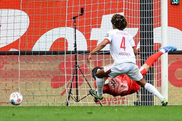 Goal chance for Han Noah Massengo FC Augsburg 04 , Kamil Grabara VFL Wolfsburg, 01 in action GER, FC Augsburg vs VfL Wolfsburg, 1 Bundesliga Soccer, 06 Matchday, Season 2025 2026, 04 10 2025 DFB DFL REGULATIONS PROHIBIT ANY USE OF PHOTOGRAPHS AS IMAGE SEQUENCES AND OR QUASI VIDEO GER, FC Augsburg vs VfL Wolfsburg, 1 Bundesliga Soccer, 06 Matchday, Season 2025 2026, 04 10 2025 Augsburg Copyright: xEibner-Pressefoto RogerxBuerkex EP_RBE