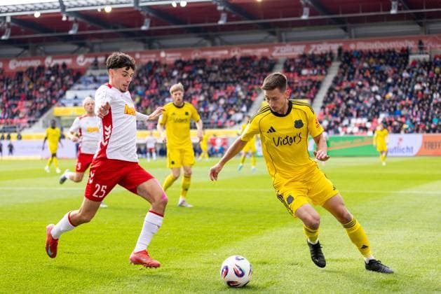 04 10 2025, Soccer, GER, Season, 3 Liga, Season 2025 2026, 10 Matchday, SSV Jahn Regensburg 1 FC Saarbrücken Nicolas Oliveira SSV Jahn Regensburg vs Till Sebastian Schumacher Saarbrücken DFL REGULATIONS PROHIBIT ANY USE OF PHOTOGRAPHS AS IMAGE SEQUENCES AND OR QUASI VIDEO