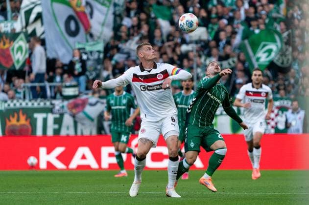Eric Smith FC St Pauli, 08 in duel, fight for the ball with Romano Schmid SV Werder Bremen, 20 , GER, SV Werder Bremen vs FC St Pauli, Football, Bundesliga, Matchday 6, Season 2025 2026, 04 10 2025 DFL REGULATIONS PROHIBIT ANY USE OF PHOTOGRAPHS AS IMAGE SEQUENCES AND OR QUASI VIDEO GER, SV Werder Bremen vs FC St Pauli, Football, Bundesliga, Matchday 6, Season 2025 2026, 04 10 2025 Bremen Copyright: xEibner-Pressefoto MaxxVincenx EP_MVN