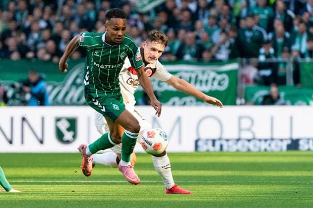 Felix Agu SV Werder Bremen, 27 dribbling against Arkadiusz Pyrka FC St Pauli, 11 , GER, SV Werder Bremen vs FC St Pauli, Football, Bundesliga, Matchday 6, Season 2025 2026, 04 10 2025 DFL REGULATIONS PROHIBIT ANY USE OF PHOTOGRAPHS AS IMAGE SEQUENCES AND OR QUASI VIDEO GER, SV Werder Bremen vs FC St Pauli, Football, Bundesliga, Matchday 6, Season 2025 2026, 04 10 2025 Bremen Copyright: xEibner-Pressefoto MaxxVincenx EP_MVN