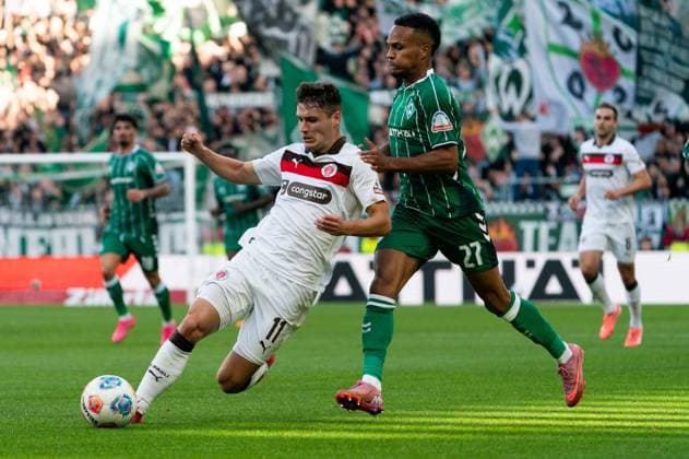 Arkadiusz Pyrka FC St Pauli, 11 in duel, fight for the ball with Felix Agu SV Werder Bremen, 27 , GER, SV Werder Bremen vs FC St Pauli, Soccer, Bundesliga, Matchday 6, Season 2025 2026, 04 10 2025 DFL REGULATES PROHIBIT ANY USE OF PHOTOGRAPHS AS IMAGE SEQUENCES AND OR QUASI VIDEO GER, SV Werder Bremen vs FC St Pauli, Football, Bundesliga, Matchday 6, Season 2025 2026, 04 10 2025 Bremen Copyright: xEibner-Pressefoto MaxxVincenx EP_MVN