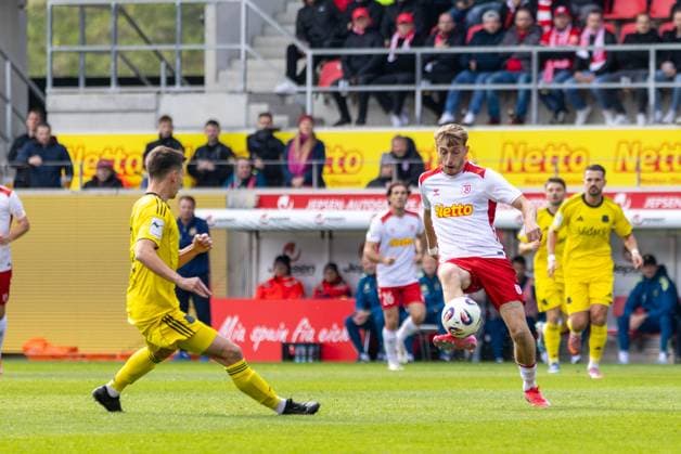 04 10 2025, Soccer, GER, Season, 3 Liga, Season 2025 2026, 10 Matchday, SSV Jahn Regensburg 1 FC Saarbrücken Till Sebastian Schumacher Saarbrücken vs Noel Eichinger Regensburg DFL REGULATIONS PROHIBIT ANY USE OF PHOTOGRAPHS AS IMAGE SEQUENCES AND OR QUASI VIDEO