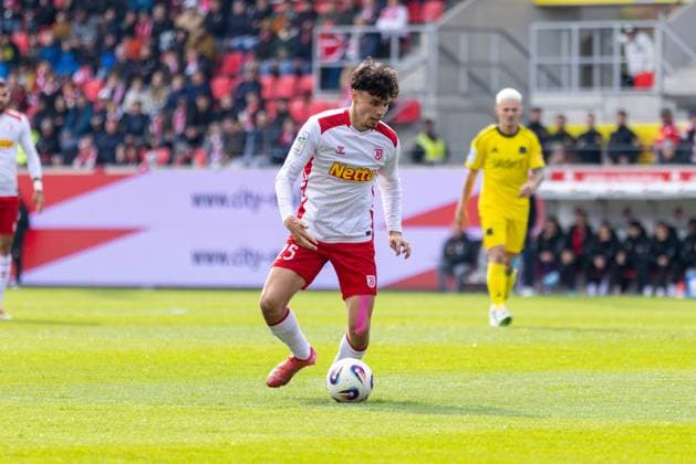 04 10 2025, Soccer, GER, Season, 3 Liga, Season 2025 2026, 10 Matchday, SSV Jahn Regensburg 1 FC Saarbrücken Nicolas Oliveira SSV Jahn Regensburg DFL REGULATIONS PROHIBIT ANY USE OF PHOTOGRAPHS AS IMAGE SEQUENCES AND OR QUASI VIDEO