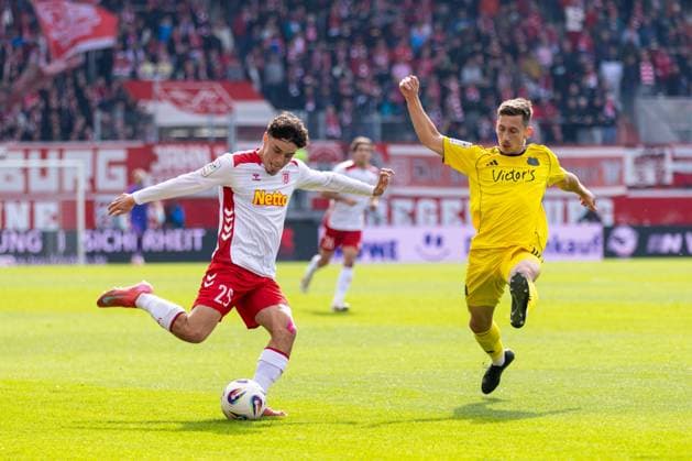 04 10 2025, Soccer, GER, Season, 3 Liga, Season 2025 2026, 10 Matchday, SSV Jahn Regensburg 1 FC Saarbrücken Nicolas Oliveira SSV Jahn Regensburg vs Till Sebastian Schumacher Saarbrücken DFL REGULATIONS PROHIBIT ANY USE OF PHOTOGRAPHS AS IMAGE SEQUENCES AND OR QUASI VIDEO