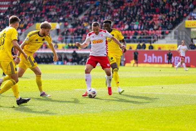 04 10 2025, Soccer, GER, Season, 3 Liga, Season 2025 2026, 10 Matchday, SSV Jahn Regensburg 1 FC Saarbrücken Andreas Geipl SSV Jahn on the ball in front of Abdoulaye Kamara Saarbrücken DFL REGULATIONS PROHIBIT ANY USE OF PHOTOGRAPHS AS IMAGE SEQUENCES AND OR QUASI VIDEO