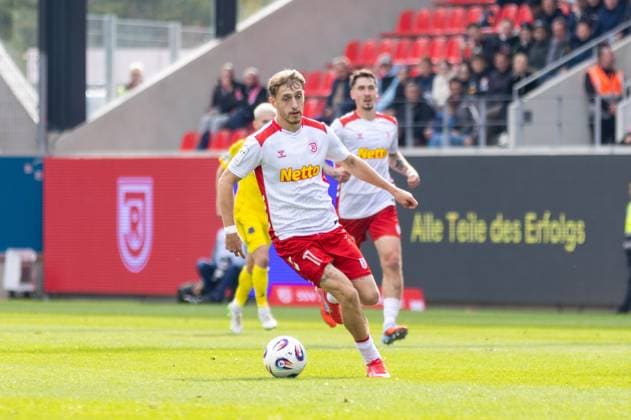 04 10 2025, Soccer, GER, Season, 3 Liga, Season 2025 2026, 10 Matchday, SSV Jahn Regensburg 1 FC Saarbrücken Noel Eichinger Regensburg DFL REGULATIONS PROHIBIT ANY USE OF PHOTOGRAPHS AS IMAGE SEQUENCES AND OR QUASI VIDEO