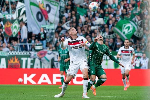 Eric Smith FC St Pauli, 08 in duel, fight for the ball with Romano Schmid SV Werder Bremen, 20 , GER, SV Werder Bremen vs FC St Pauli, Football, Bundesliga, Matchday 6, Season 2025 2026, 04 10 2025 DFL REGULATIONS PROHIBIT ANY USE OF PHOTOGRAPHS AS IMAGE SEQUENCES AND OR QUASI VIDEO GER, SV Werder Bremen vs FC St Pauli, Football, Bundesliga, Matchday 6, Season 2025 2026, 04 10 2025 Bremen Copyright: xEibner-Pressefoto MaxxVincenx EP_MVN