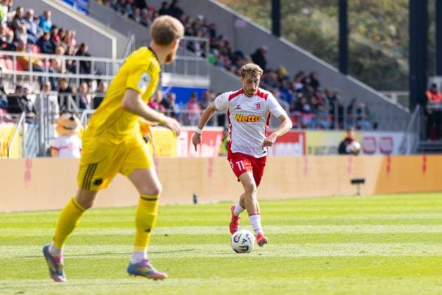 04 10 2025, Soccer, GER, Season, 3 Liga, Season 2025 2026, 10 Matchday, SSV Jahn Regensburg 1 FC Saarbrücken Noel Eichinger Regensburg DFL REGULATIONS PROHIBIT ANY USE OF PHOTOGRAPHS AS IMAGE SEQUENCES AND OR QUASI VIDEO