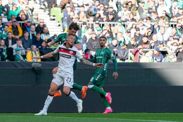 Jens Stage SV Werder Bremen, 06 Header duel against Jens Stage SV Werder Bremen, 06 , GER, SV Werder Bremen vs FC St Pauli, Football, Bundesliga, Matchday 6, Season 2025 2026, 04 10 2025 DFL REGULATIONS PROHIBIT ANY USE OF PHOTOGRAPHS AS IMAGE SEQUENCES AND OR QUASI VIDEO GER, SV Werder Bremen vs FC St Pauli, Football, Bundesliga, Matchday 6, Season 2025 2026, 04 10 2025 Bremen Copyright: xEibner-Pressefoto MaxxVincenx EP_MVN