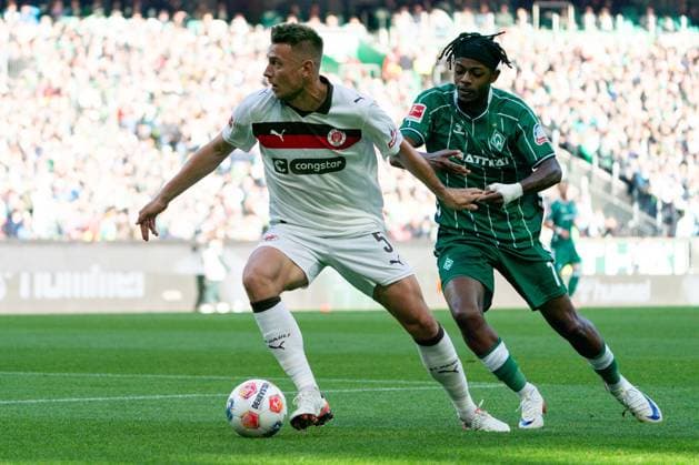 Hauke Wahl FC St Pauli, 05 dribbling against Samuel Mbangula SV Werder Bremen, 07 , GER, SV Werder Bremen vs FC St Pauli, Football, Bundesliga, Matchday 6, Season 2025 2026, 04 10 2025 DFL REGULATIONS PROHIBIT ANY USE OF PHOTOGRAPHS AS IMAGE SEQUENCES AND OR QUASI VIDEO GER, SV Werder Bremen vs FC St Pauli, Football, Bundesliga, Matchday 6, Season 2025 2026, 04 10 2025 Bremen Copyright: xEibner-Pressefoto MaxxVincenx EP_MVN