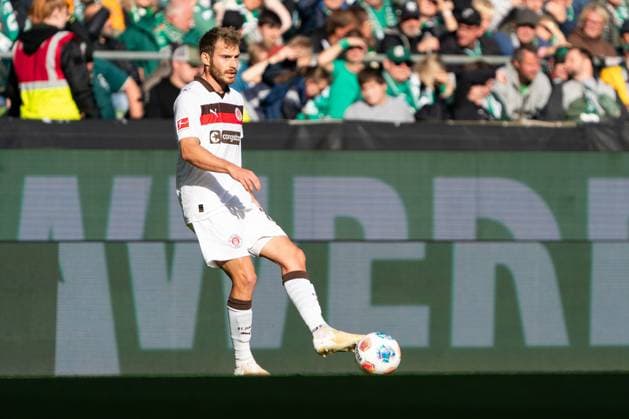 Lars Ritzka FC St Pauli, 21 Pass, GER, SV Werder Bremen vs FC St Pauli, Football, Bundesliga, Matchday 6, Season 2025 2026, 04 10 2025 DFL REGULATIONS PROHIBIT ANY USE OF PHOTOGRAPHS AS IMAGE SEQUENCES AND OR QUASI VIDEO GER, SV Werder Bremen vs FC St Pauli, Football, Bundesliga, Matchday 6, Season 2025 2026, 04 10 2025 Bremen Copyright: xEibner-Pressefoto MaxxVincenx EP_MVN