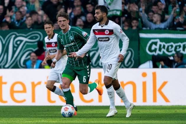 Danel Sinani FC St Pauli, 10 dribbling against Jens Stage SV Werder Bremen, 06 , GER, SV Werder Bremen vs FC St Pauli, Football, Bundesliga, Matchday 6, Season 2025 2026, 04 10 2025 DFL REGULATIONS PROHIBIT ANY USE OF PHOTOGRAPHS AS IMAGE SEQUENCES AND OR QUASI VIDEO GER, SV Werder Bremen vs FC St Pauli, Football, Bundesliga, Matchday 6, Season 2025 2026, 04 10 2025 Bremen Copyright: xEibner-Pressefoto MaxxVincenx EP_MVN
