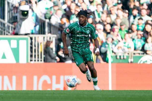 Samuel Mbangula SV Werder Bremen, 07 dribbling, single image, single photo, portrait, portrait, cropped, GER, SV Werder Bremen vs FC St Pauli, Football, Bundesliga, Matchday 6, Season 2025 2026, 04 10 2025 DFL REGULATES PROHIBIT ANY USE OF PHOTOGRAPHS AS IMAGE SEQUENCES AND OR QUASI VIDEO GER, SV Werder Bremen vs FC St Pauli, Football, Bundesliga, Matchday 6, Season 2025 2026, 04 10 2025 Bremen Copyright: xEibner-Pressefoto MaxxVincenx EP_MVN