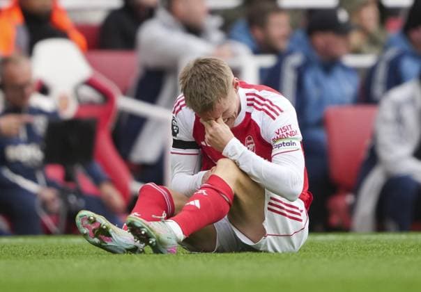 Martin Odegaard of Arsenal lies on the ground holding his knee Arsenal v West Ham United, Premier League, Football, Emirates Stadium, London, UK - 04 Oct 2025London Emirates Stadium United Kingdom EDITORIAL USE ONLY No use with unauthorised audio, video, data, fixture lists, club league logos or live services. Online in-match use limited to 120 images, no video emulation. No use in betting, games or single club league player publications. Copyright: xJedxLeicester Shutterstockx 15515822q