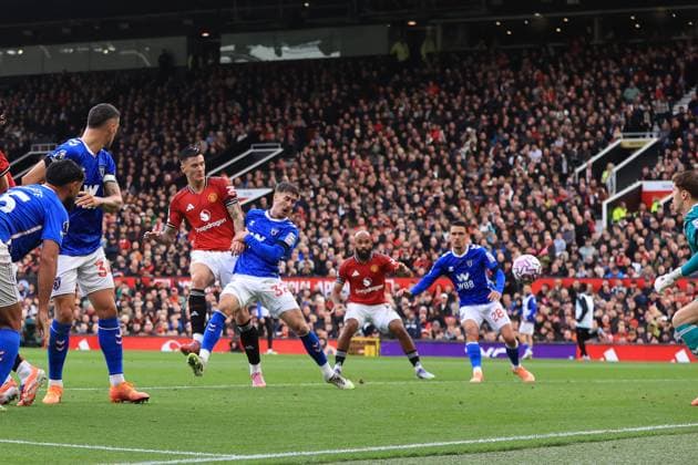 4th October 2025; Old Trafford, Manchester, England; Premier League Football, Manchester United, ManU versus Sunderland; Benjamin Sesko of Manchester United beats Robin Roefs of Sunderland to score for 2-0 after 31 minutes  DavidxBlunsden