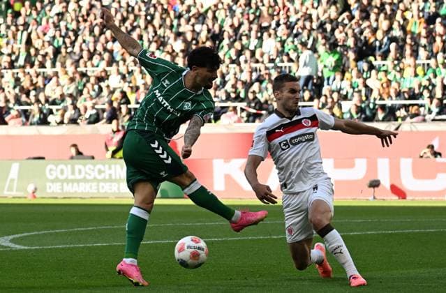 GER, 1 FBL, SV Werder Bremen vs FC St Pauli 04 10 2025, wohninvest Weserstadion, Bremen, GER, 1 FBL, SV Werder Bremen vs FC St Pauli in picture picture shows Patrice Covic SV Werder Bremen 24 taking a shot on goal right James Sands FC St Pauli 06 nordphotoxGmbHx xKokenge nph00001