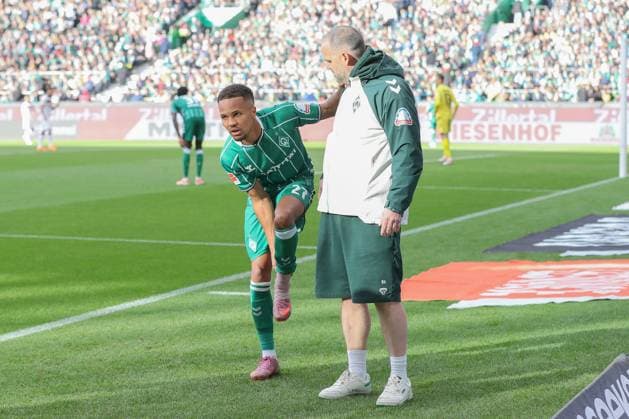 04 10 2025, xtgx, Soccer 1 Bundesliga SV Werder Bremen FC St Pauli v l Felix Agu Bremen, 27 injured, injury DFL DFB REGULATIONS PROHIBIT ANY USE OF PHOTOGRAPHS as IMAGE SEQUENCES and or QUASI VIDEO Bremen