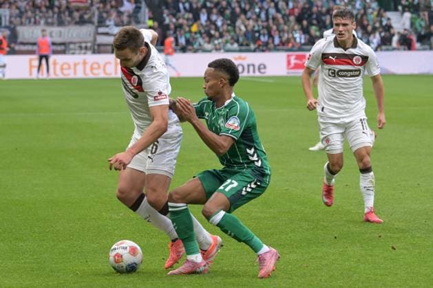 v li in duel James Sands FC St Pauli 6 with Felix Agu SV Werder Bremen 27 , SV Werder Bremen FC St Pauli , Football, Bundesliga, DFL, 04 10 2025 DFB regulations prohibit any use of photographs as image sequences and or quasi video Bremen Bremen Germany Copyright: xkolbert-press BurghardxSchreyerx