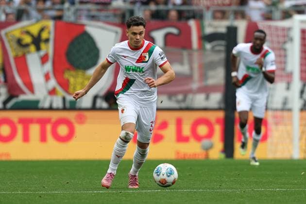 Fabian Rieder 32 FC Augsburg , FC Augsburg vs VfL Wolfsburg, Soccer, 1 Bundesliga, 6 Matchday, 04 10 2025 DFB regulations prohibit any use of photographs as image sequences and or quasi video Augsburg Bayern Germany Copyright: xkolbert-press ChristianxKolbertx