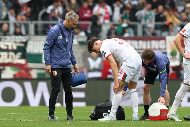 Team doctor Dr Karsten Bogner FC Augsburg unf Physiotherapist, Nikolaus Guschl FC Augsburg look after Mert Koemuer 36 FC Augsburg , FC Augsburg vs VfL Wolfsburg, Football, 1 Bundesliga, Matchday 6, 04 10 2025 DFB regulations prohibit any use of photographs as image sequences and or quasi video Augsburg Bayern Germany Copyright: xkolbert-press ChristianxKolbertx