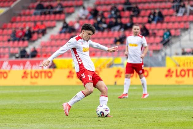 04 10 2025, Soccer, GER, Season, 3 Liga, Season 2025 2026, 10 Matchday, SSV Jahn Regensburg 1 FC Saarbrücken Nicolas Oliveira SSV Jahn Regensburg DFL REGULATIONS PROHIBIT ANY USE OF PHOTOGRAPHS AS IMAGE SEQUENCES AND OR QUASI VIDEO