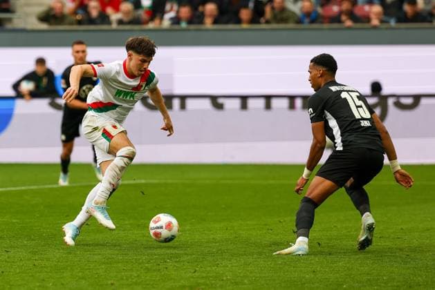 Mert Koemuer 36 FC Augsburg fails Moritz Jenz 15 VfL Wolfsburg on goal, FC Augsburg vs VfL Wolfsburg, Soccer, 1 Bundesliga, 6 Matchday, 04 10 2025 DFB regulations prohibit any use of photographs as image sequences and or quasi video Augsburg Bayern Germany Copyright: xkolbert-press ChristianxKolbertx
