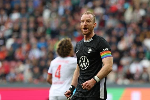 Maximilian Arnold 27 VfL Wolfsburg , FC Augsburg vs VfL Wolfsburg, Soccer, 1 Bundesliga, 6 Matchday, 04 10 2025 DFB regulations prohibit any use of photographs as image sequences and or quasi video Augsburg Bayern Germany Copyright: xkolbert-press ChristianxKolbertx