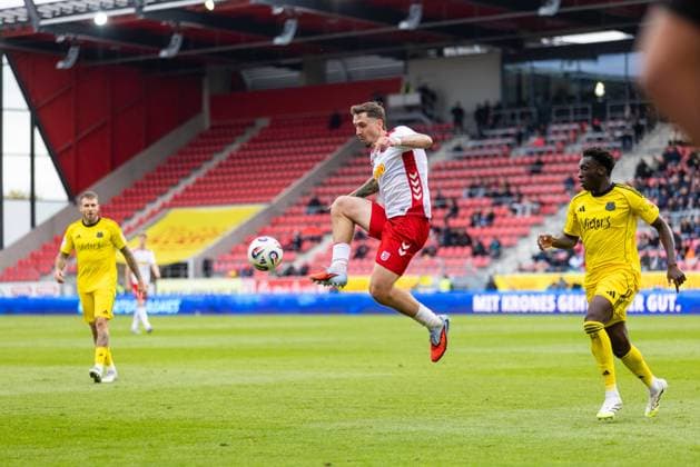 04 10 2025, Soccer, GER, Season, 3 Liga, Season 2025 2026, 10 Matchday, SSV Jahn Regensburg 1 FC Saarbrücken Adrian Fein SSV Jahn Regensburg DFL REGULATIONS PROHIBIT ANY USE OF PHOTOGRAPHS AS IMAGE SEQUENCES AND OR QUASI VIDEO