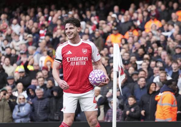 Declan Rice of Arsenal smiles before taking a corner in front o West Ham away fans Arsenal v West Ham United, Premier League, Football, Emirates Stadium, London, UK - 04 Oct 2025London Emirates Stadium United Kingdom EDITORIAL USE ONLY No use with unauthorised audio, video, data, fixture lists, club league logos or live services. Online in-match use limited to 120 images, no video emulation. No use in betting, games or single club league player publications. Copyright: xJedxLeicester Shutterstockx 15515822ab