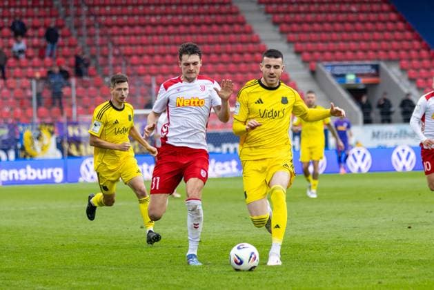 04 10 2025, Soccer, GER, Season, 3 Liga, Season 2025 2026, 10 Matchday, SSV Jahn Regensburg 1 FC Saarbrücken Leo Mätzler SSV Jahn Regensburg vs Kaan Caliskaner Saarbrücken DFL REGULATIONS PROHIBIT ANY USE OF PHOTOGRAPHS AS IMAGE SEQUENCES AND OR QUASI VIDEO