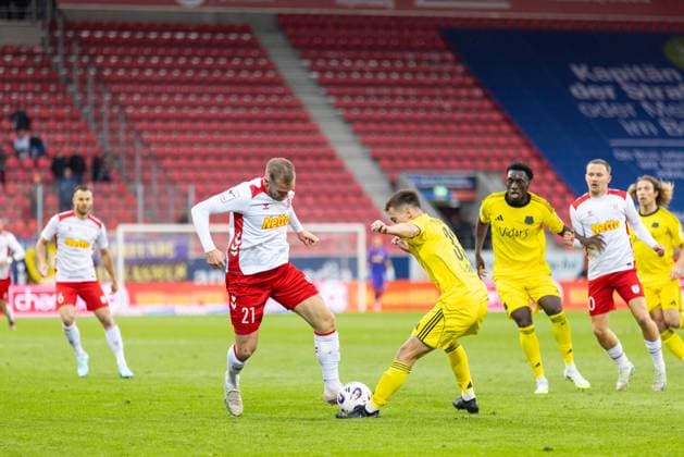 04 10 2025, Soccer, GER, Season, 3 Liga, Season 2025 2026, 10 Matchday, SSV Jahn Regensburg 1 FC Saarbrücken Eric Hottmann SSV Jahn Regensburg vs Till Sebastian Schumacher Saarbrücken DFL REGULATIONS PROHIBIT ANY USE OF PHOTOGRAPHS AS IMAGE SEQUENCES AND OR QUASI VIDEO