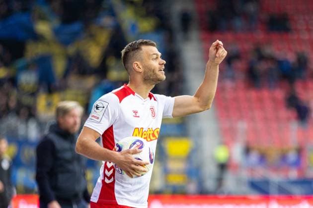 04 10 2025, Soccer, GER, Season, 3 Liga, Season 2025 2026, 10 Matchday, SSV Jahn Regensburg 1 FC Saarbrücken Benedikt Saller SSV Jahn DFL REGULATIONS PROHIBIT ANY USE OF PHOTOGRAPHS AS IMAGE SEQUENCES AND OR QUASI VIDEO
