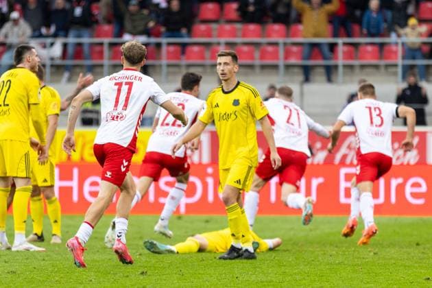 04 10 2025, Soccer, GER, Season, 3 Liga, Season 2025 2026, Matchday 10, SSV Jahn Regensburg 1 FC Saarbrücken Cheers after Adrian Fein equalizes 1 1 for Regensburg Frustration among the Saabrückers DFL REGULATIONS PROHIBIT ANY USE OF PHOTOGRAPHS AS IMAGE SEQUENCES AND OR QUASI VIDEO