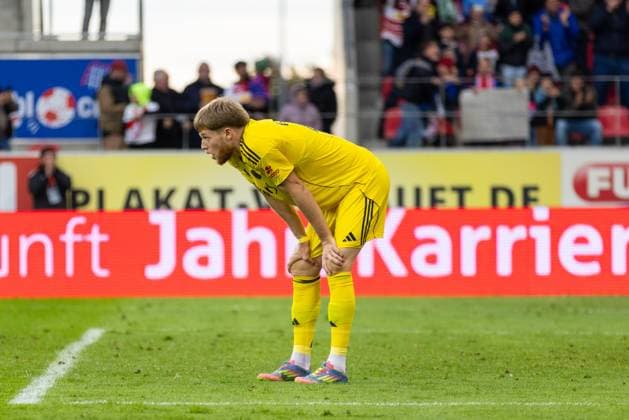 04 10 2025, Soccer, GER, Season, 3 Liga, Season 2025 2026, Matchday 10, SSV Jahn Regensburg 1 FC Saarbrücken Cheers after Adrian Fein equalizes 1 1 for Regensburg Frustration among the Saabrückers DFL REGULATIONS PROHIBIT ANY USE OF PHOTOGRAPHS AS IMAGE SEQUENCES AND OR QUASI VIDEO